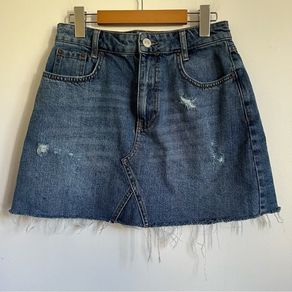 BDG Urban Outfitters Distressed Denim Short Jean Skirt - Medium Wash - M Medium